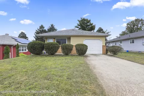 28 Saint David Dr, Toms River, NJ 08757