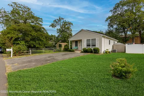 75 Myrtle Ln, Toms River, NJ 08753