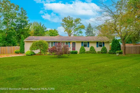 1147 Overlook Dr, Toms River, NJ 08753