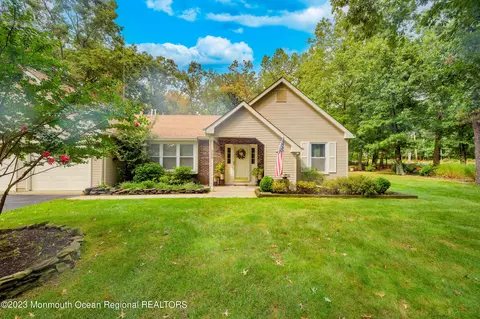 556 Petunia Ln N, Whiting, NJ 08759