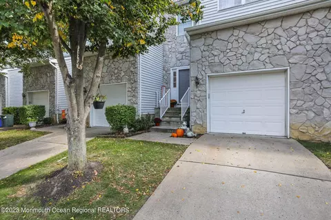 17 Sand Hill Ct, Jamesburg, NJ 08831