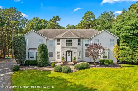 8 Southfork Dr, Jackson, NJ 08527