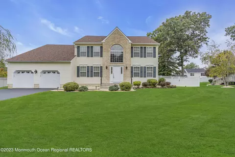 462 Meadowood Rd, Jackson, NJ 08527