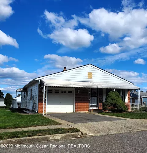 39 Canterbury Ln, Toms River, NJ 08757