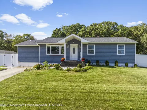 40 Woodside Dr, Howell, NJ 07731