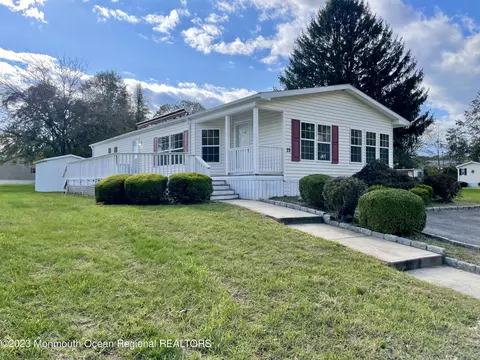 28 Brookside Way, Freehold, NJ 07728