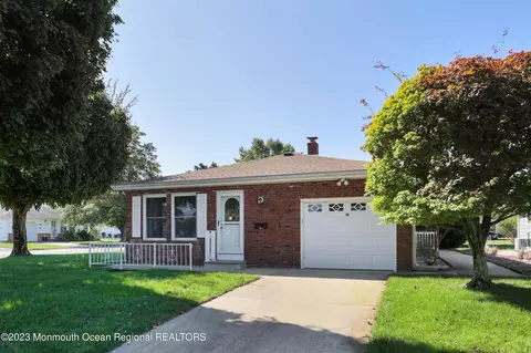 37 Georgetown Dr, Toms River, NJ 08757