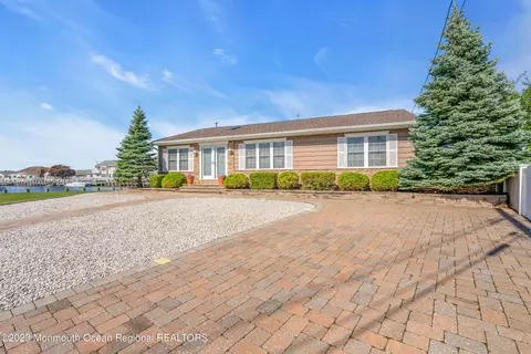 818 Windward Dr, Forked River, NJ 08731