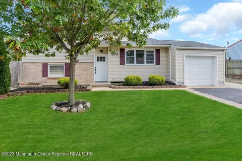 979 Hunt Dr, Toms River, NJ 08753