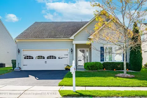 11 La Quinta Ln, Lakewood, NJ 08701
