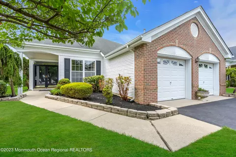 5 Dawnwinds Ct, Lakewood, NJ 08701