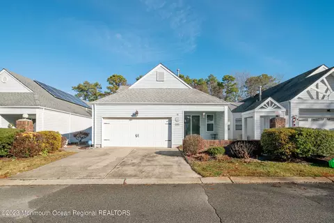 11 Newport Rd, Manahawkin, NJ 08050