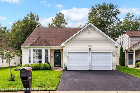 18 Sunflower Ln, Brick, NJ 08724
