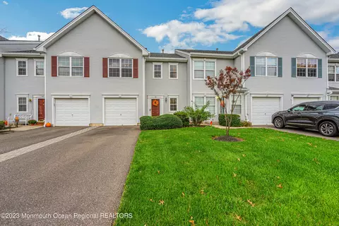 102 Wood Duck Ct #1000, Freehold, NJ 07728
