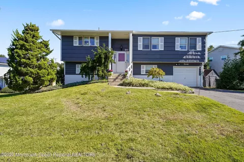 20 Briscoe Ter, Hazlet, NJ 07730