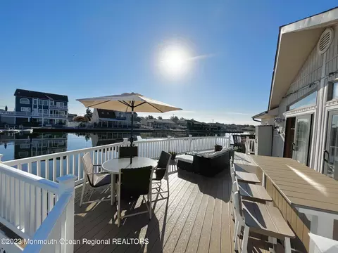 683 Golden Dr, Toms River, NJ 08753