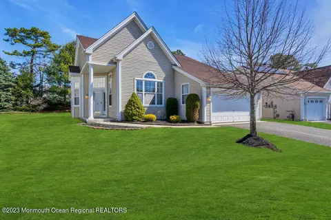 31 Fountain View Dr, Barnegat, NJ 08005