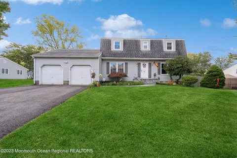 43 Sand Hills Rd, Kendall Park, NJ 08824
