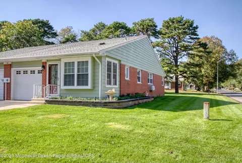 20 Monticello Dr #B, Whiting, NJ 08759