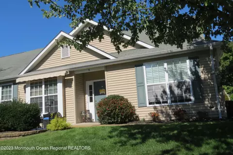 10 Fennel Ct, Manchester, NJ 08759