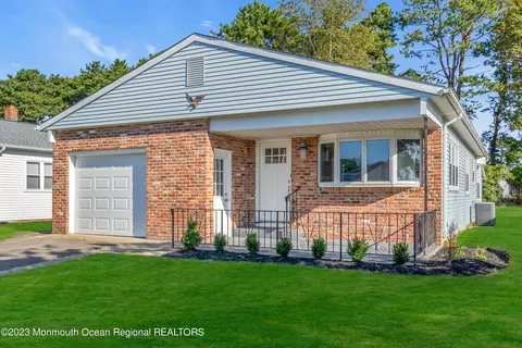 11 Pine Valley Dr, Toms River, NJ 08757