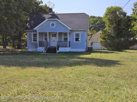 721 Squankum Yellowbrook Rd, Farmingdale, NJ 07727