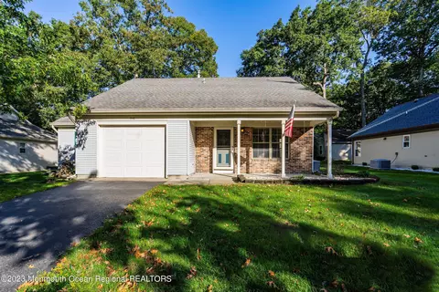 546 Petunia Ln N, Whiting, NJ 08759