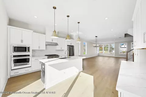 11 Valiant Ct, Middletown, NJ 07748