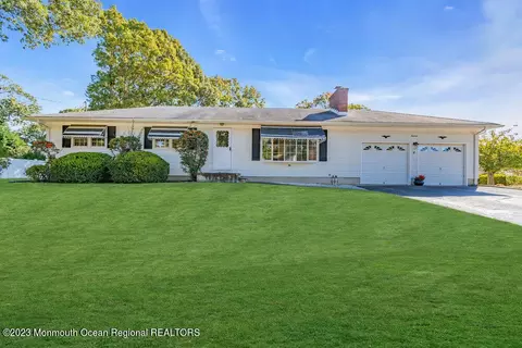 19 Pinecrest Dr, Bayville, NJ 08721