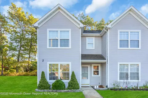 714 Leadership Ct, Toms River, NJ 08755