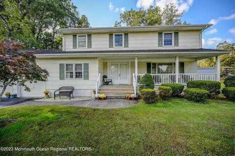 39 Kensington Dr, Manalapan, NJ 07726