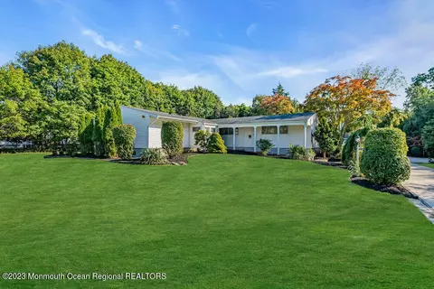 366-368 Beecroft Pl, Oakhurst, NJ 07755