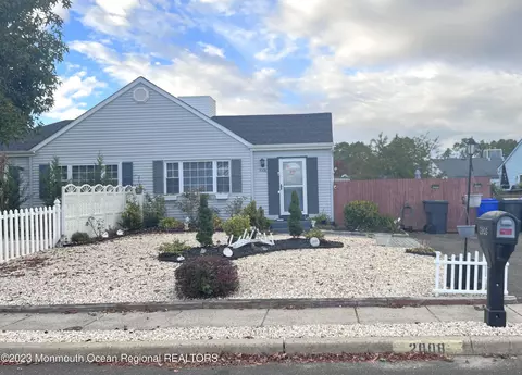 2008 Lamplighter Dr, Toms River, NJ 08753