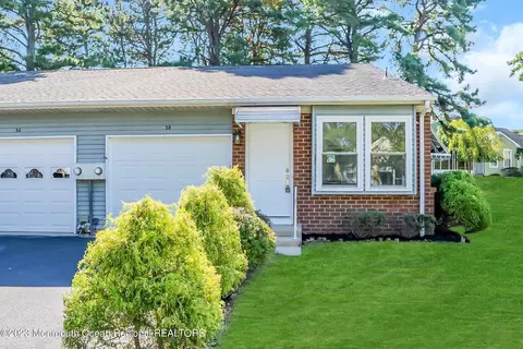 3 Greenwood Ln # B, Manchester, NJ 08759