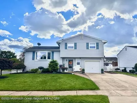 39 Charlotte St, Carteret, NJ 07008