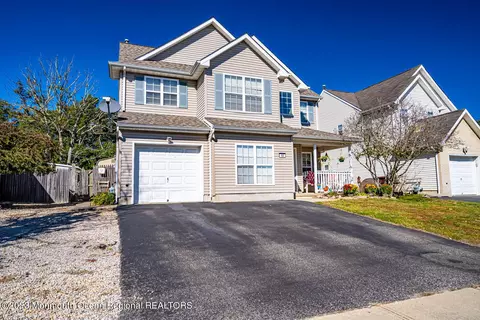 10 Dolphin Cir W, Bayville, NJ 08721