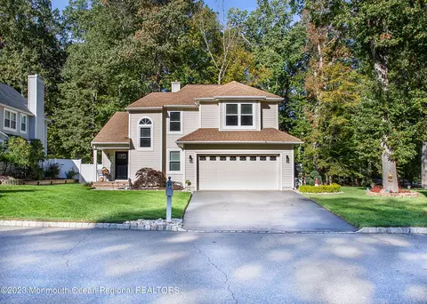 5 Spruce Hollow Dr, Howell, NJ 07731