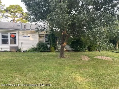 4 Central St #A, Toms River, NJ 08757