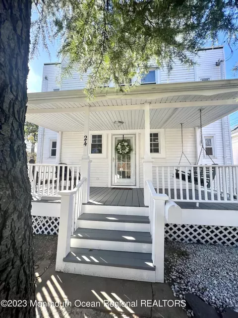 24 Walnut St, Keyport, NJ 07735