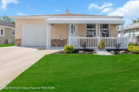 28 Van Gogh St, Toms River, NJ 08757