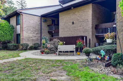 11 Pine Cluster Cir #H, Manalapan, NJ 07726