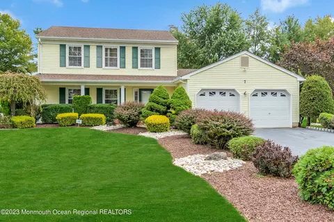 7 Regal Rd, Manalapan, NJ 07726