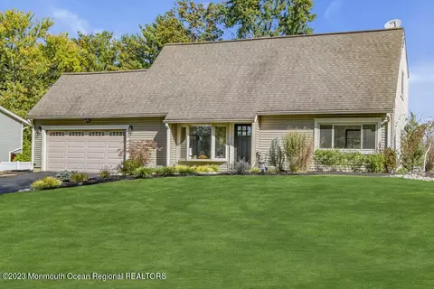 8 Hillside Rd, Manalapan, NJ 07726