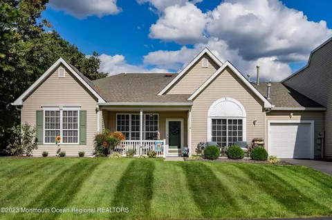 14 Sunnybrook Ln, Lakewood, NJ 08701