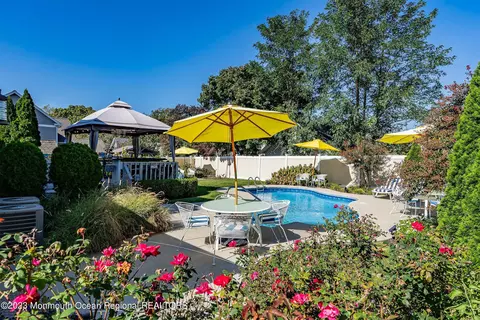 8 Lawn St, Toms River, NJ 08753