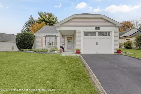 31 Westgate Pl, Manchester, NJ 08759
