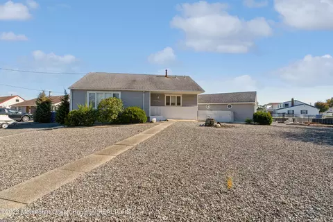 1807 Monitor Dr, Toms River, NJ 08753