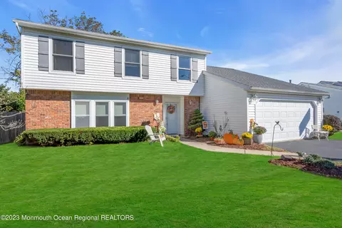 4 Compass Ln, Barnegat, NJ 08005