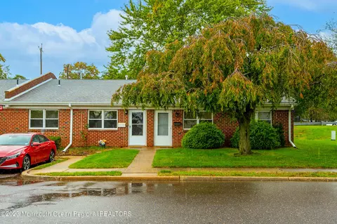 16 Pompton Plains Dr, Brick, NJ 08724