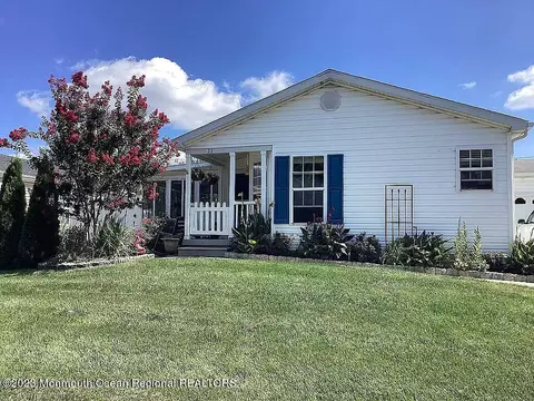 29 Pine Grove Ave, Manahawkin, NJ 08050